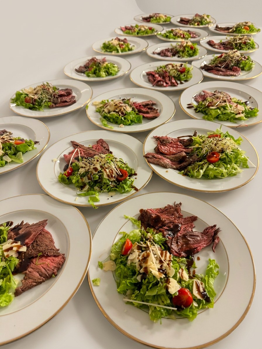 Assiette de bœuf tranché et jeunes pousses — Meddah Traiteur