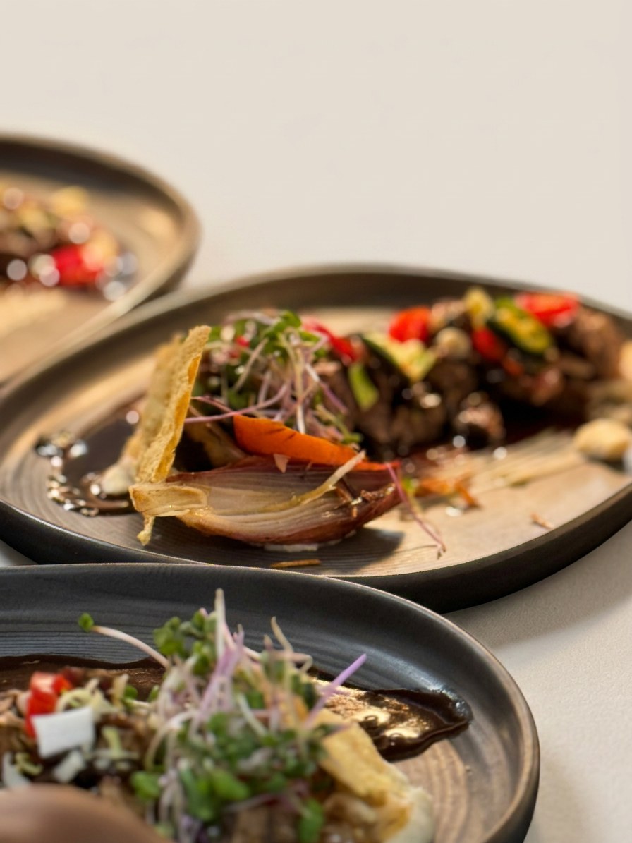 Bœuf grillé et légumes croquants dressés à l'assiette — Meddah Traiteur