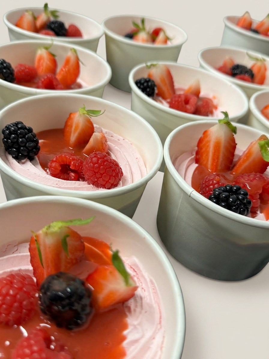Verrines mousse aux fruits rouges, fraises, framboises et mûres — Meddah Traiteur