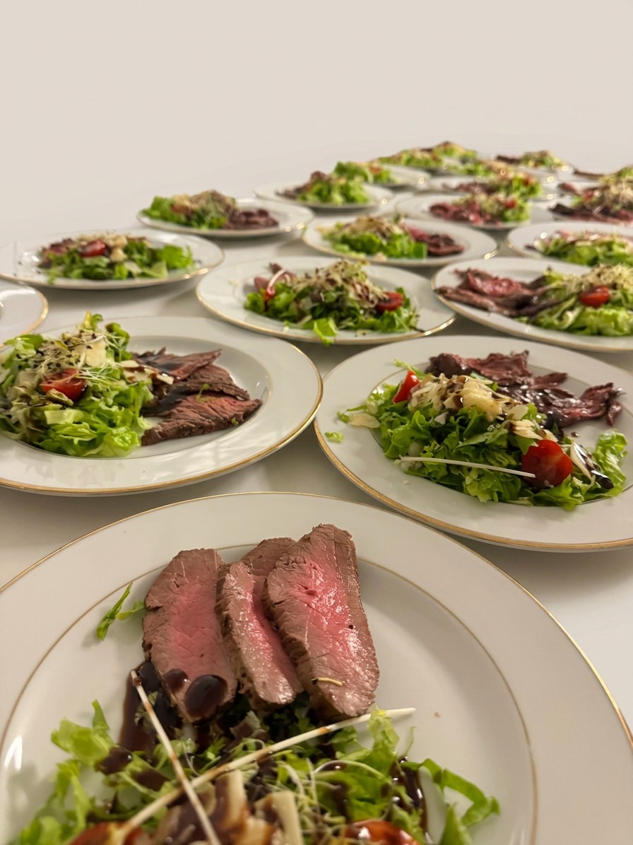 Salade de bœuf et crudités dressée à l'assiette — Meddah Traiteur