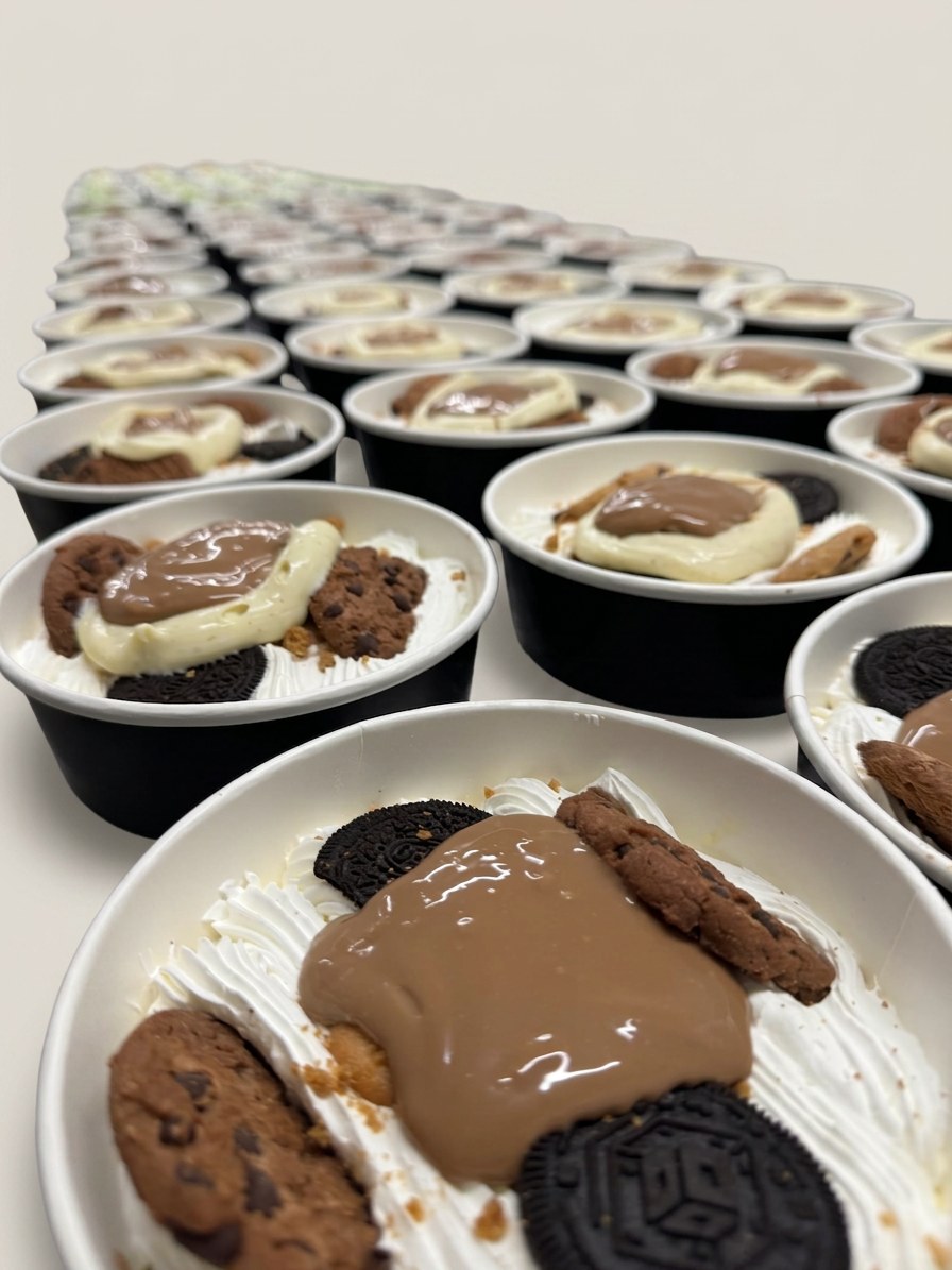 Coupes gourmandes chantilly, cookies et coulis de chocolat — Meddah Traiteur