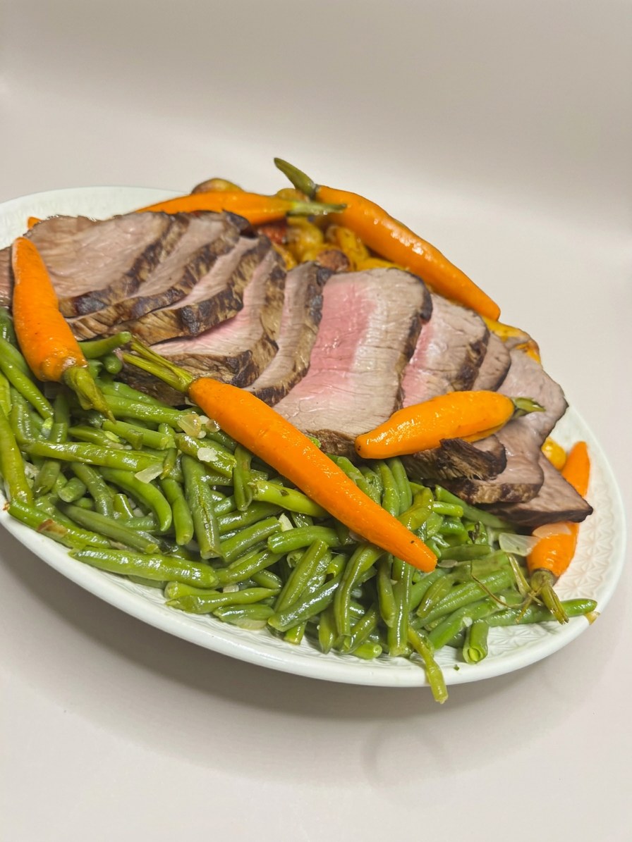 Rôti de bœuf tranché, haricots verts et carottes glacées — Meddah Traiteur