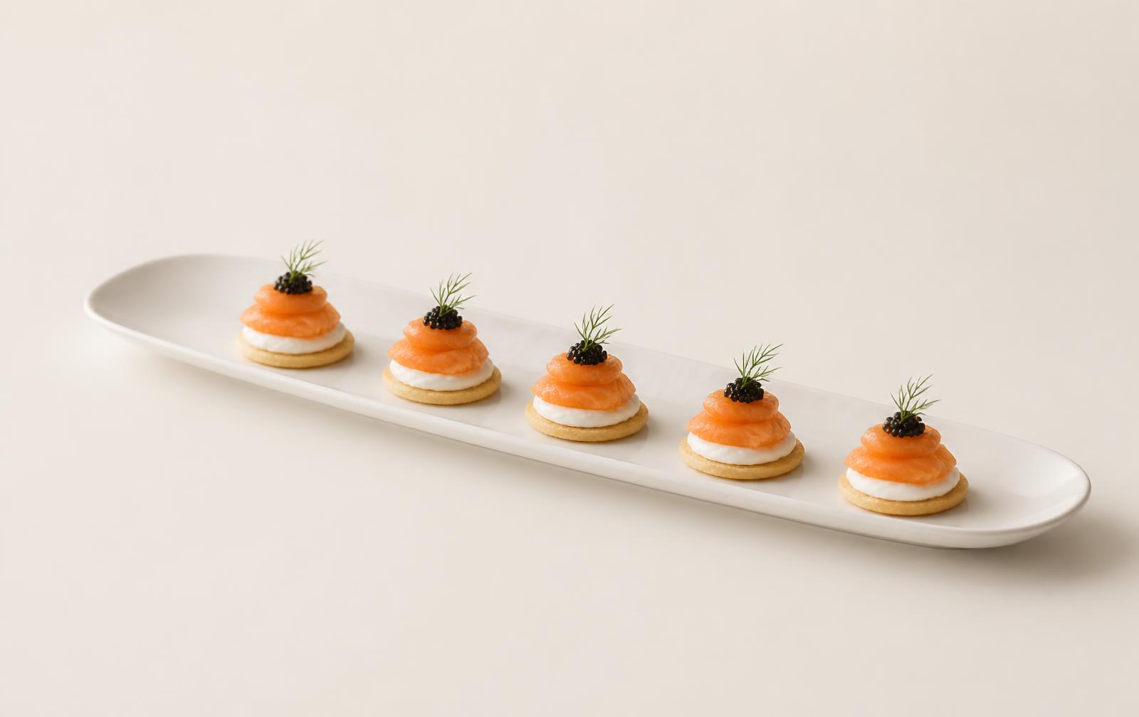 Buffet traiteur premium dressé par Meddah Traiteur : canapés, verrines et bouchées