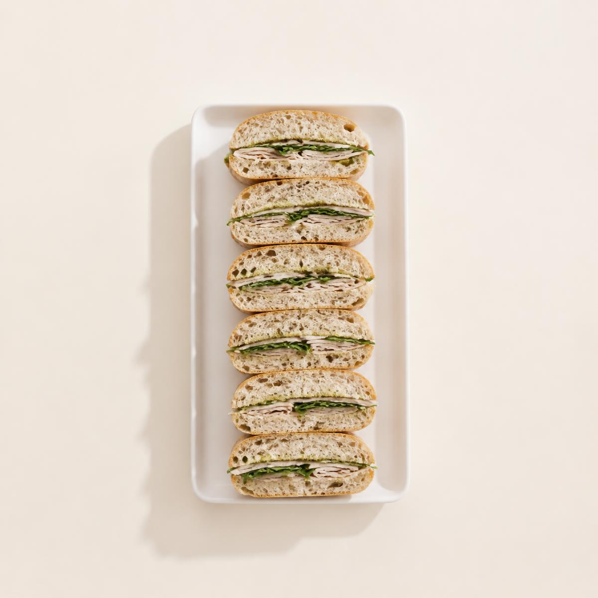 Buffet d'entreprise avec sandwichs gourmets, salades fraîches et boissons