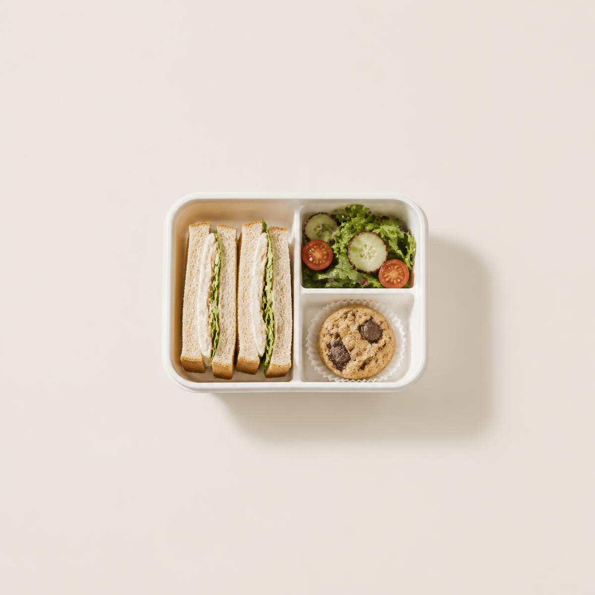 Plateaux repas individuels avec sandwich, salade et dessert
